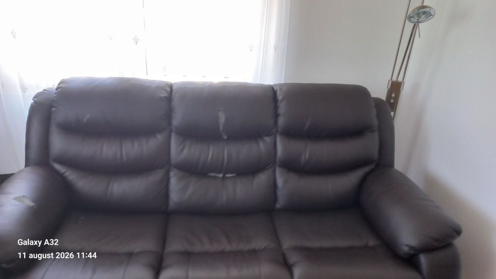 Vind două  canapele extensibile din piele ecologica cu grad de uzura.