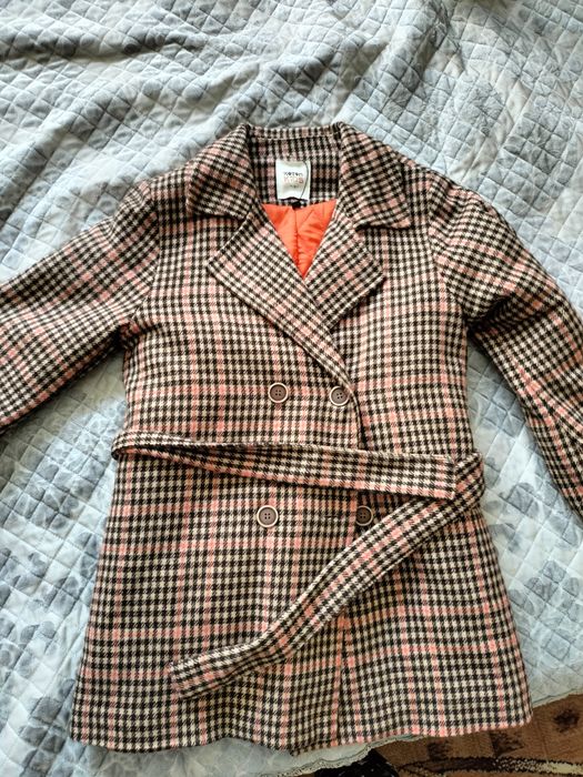 Продам стильное пальто для девочек