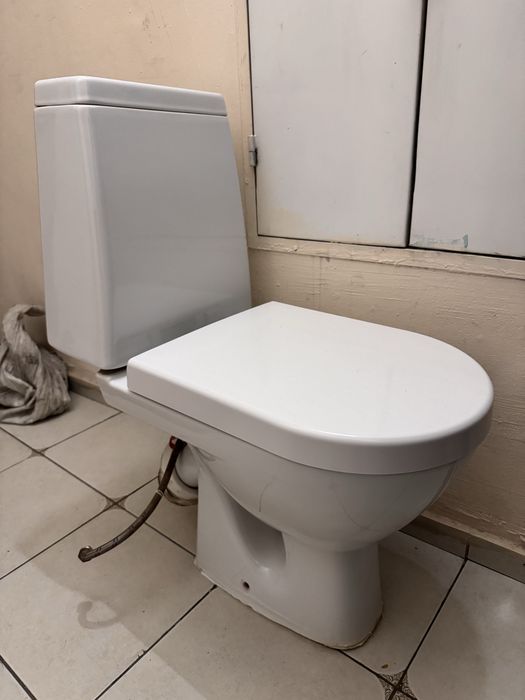 Унитаз белый рабочий