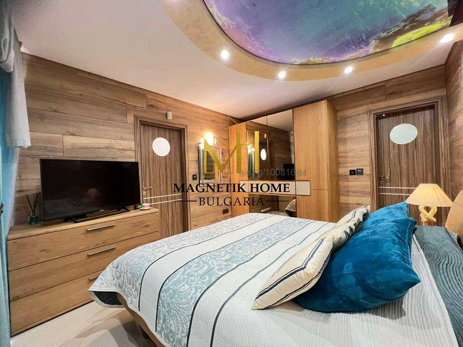 Луксозен двустаен апартамент с 2 бани и паркомясто в супер център