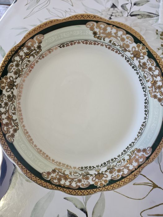 Продам сервис на 12 персон,  100 предметов