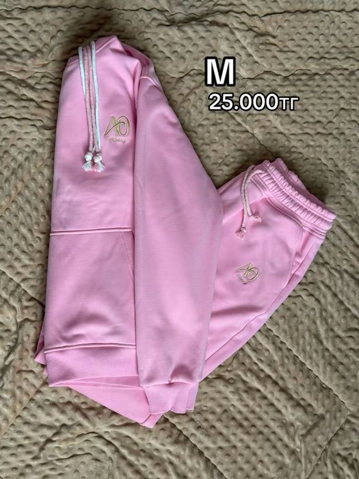 Женские костюмы,