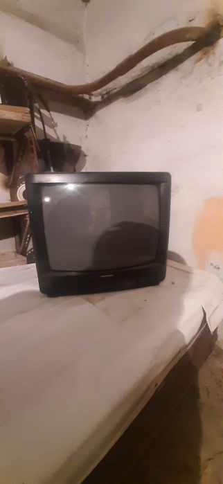 Подставка и телевизор.