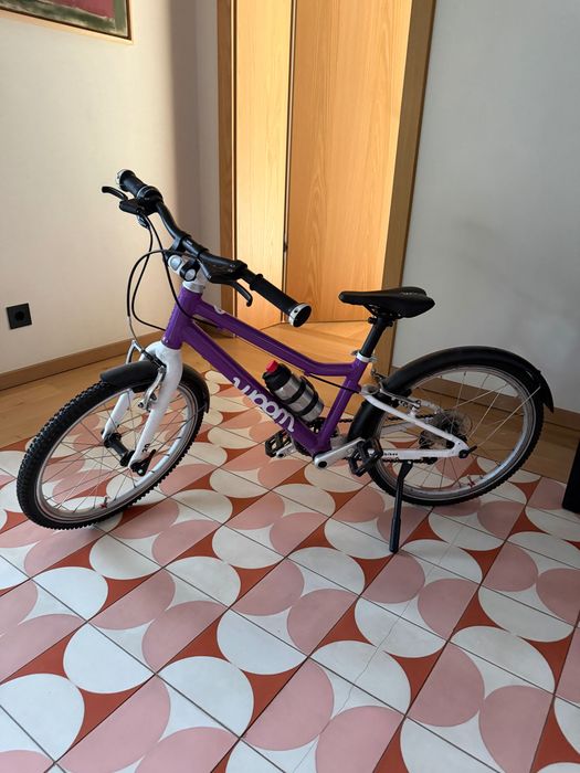 Woom 4 – bicicletă copii 6–8 ani, 20”, foarte ușoară, cu accesorii