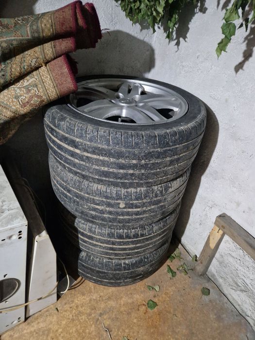 Продам диски с резиной  цена 210