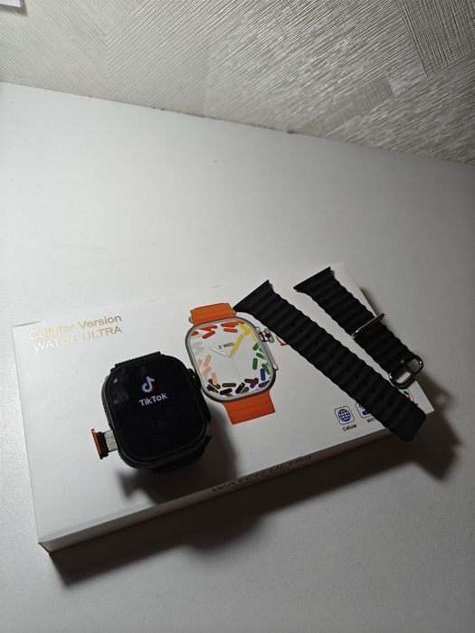 Часы с камерой на 180°.