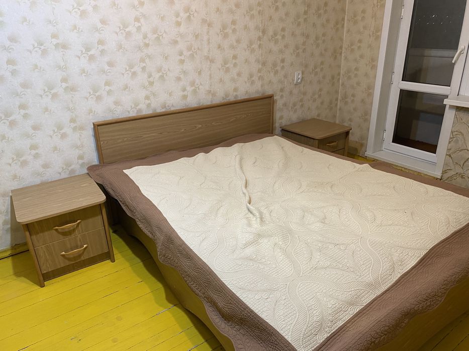 Кровать и 2 тумбы