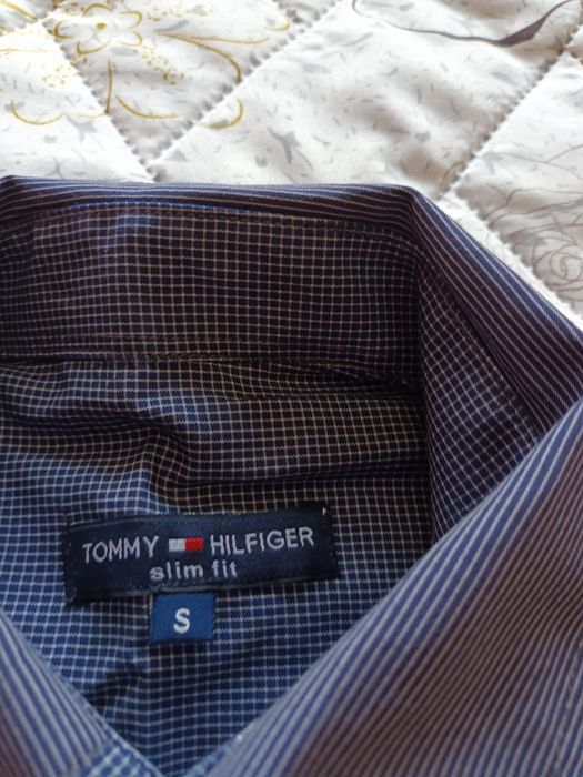 Мъжки ризи на различни марки.