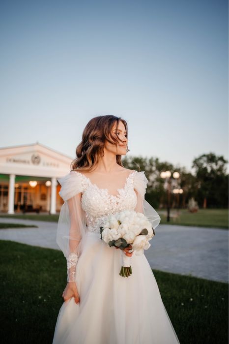 Rochie de mireasă ivory cu trenă regală și mâneci din dantelă