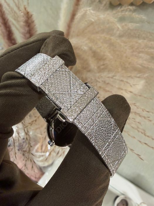 Женские часы Dior в роскошном дизайне