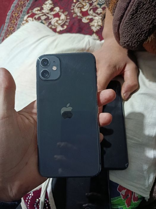 Iphone 11 sotiladi 64/77 ekranda qora dogʻibor boshqa aybi yoʻq narxi