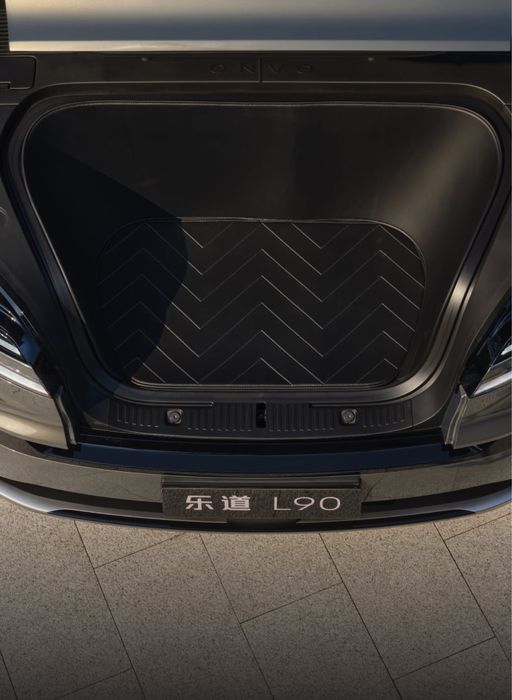 Крупный 6 местный кроссовер люксового класса ONVO L90