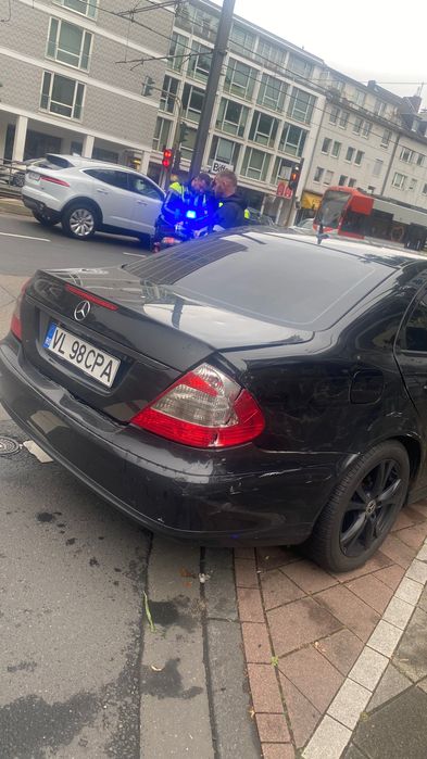 Vând Mercedes e class w211 lovit pe partea dreaptă