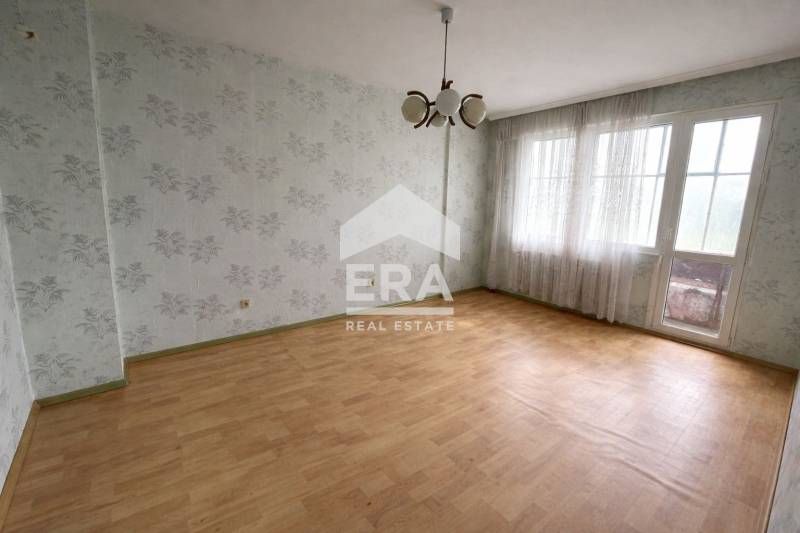 Тристаен панелен апартамент за продажба, с източно изложение, в кв. Мл