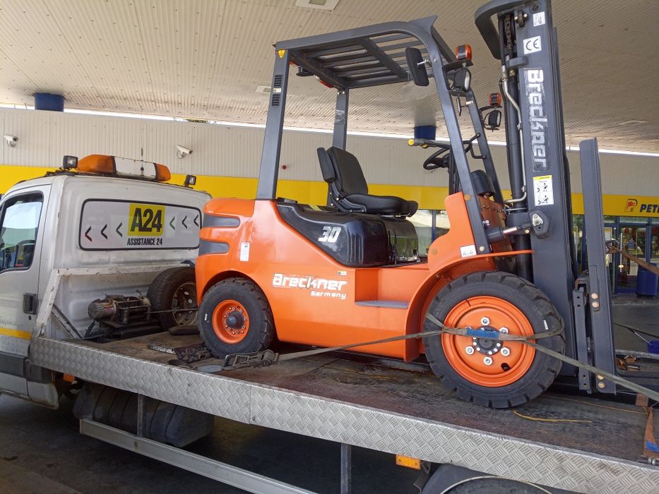 Tractari auto Roman.Tractoare ,Platforma hidraulica.Servicii macara