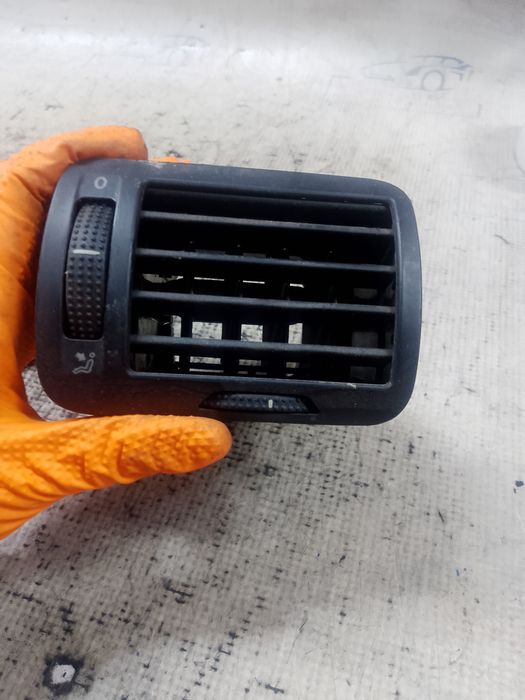 grila ventilatie stanga  volkswagen passat b5 2005