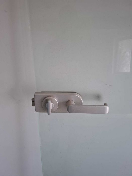 Стъклена врата, с брава