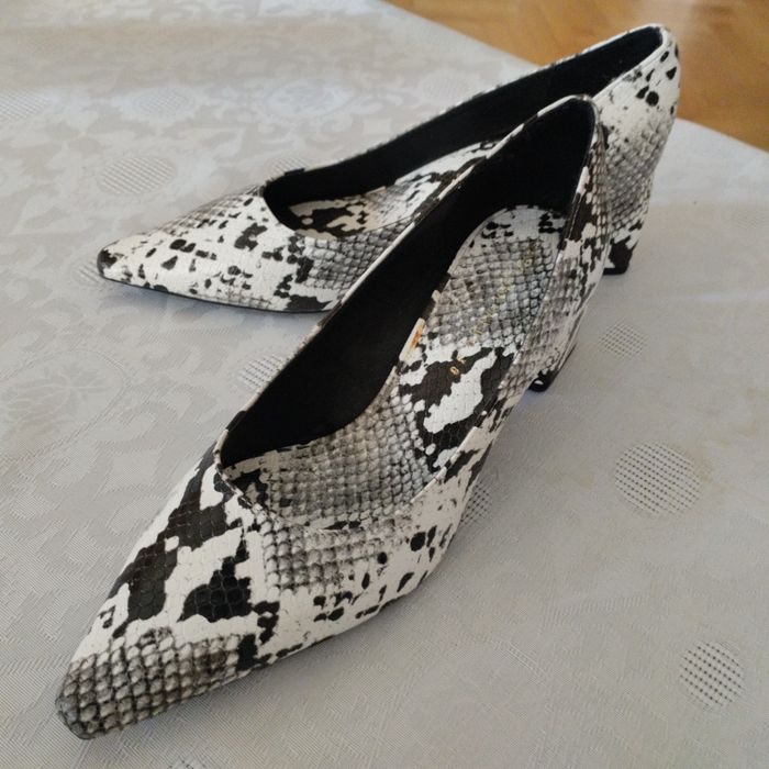 Нови затворени обувки.