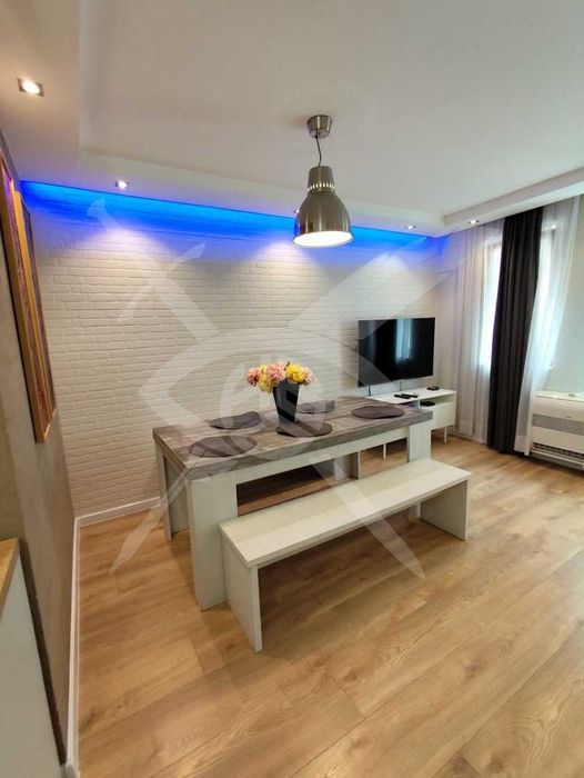 Дава се под наем Тристаен апартамент в Варна, Център - 120 кв.м за 1296.42 € - Снимка #2