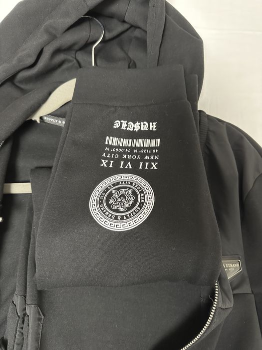 Vând trening mărimea L , NOU  cu eticheta