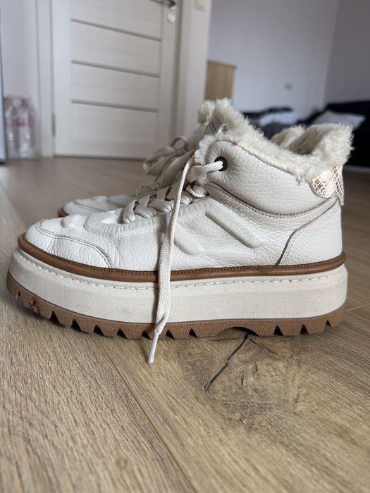 Зимни обувки в бежов цвят