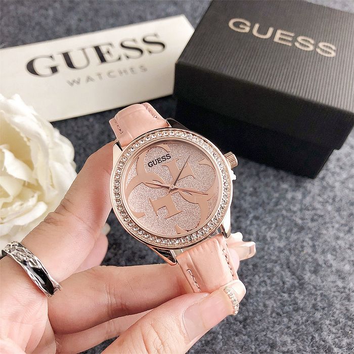 Дамски ръчен часовник Guess с кожена верижка