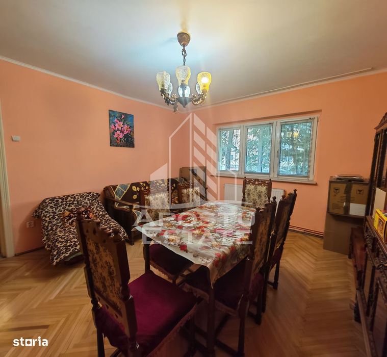 Apartament de vanzare cu 3 camere si 2 bai, decomandat, zona Sagului