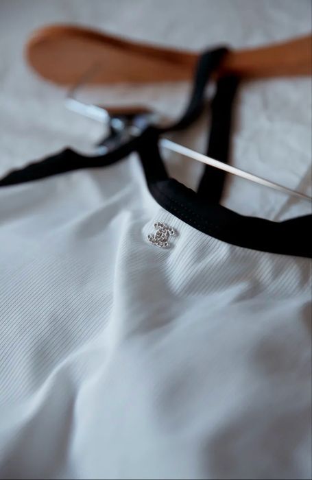 Цял бански Chanel в естетика Old Money / Quiet Luxury