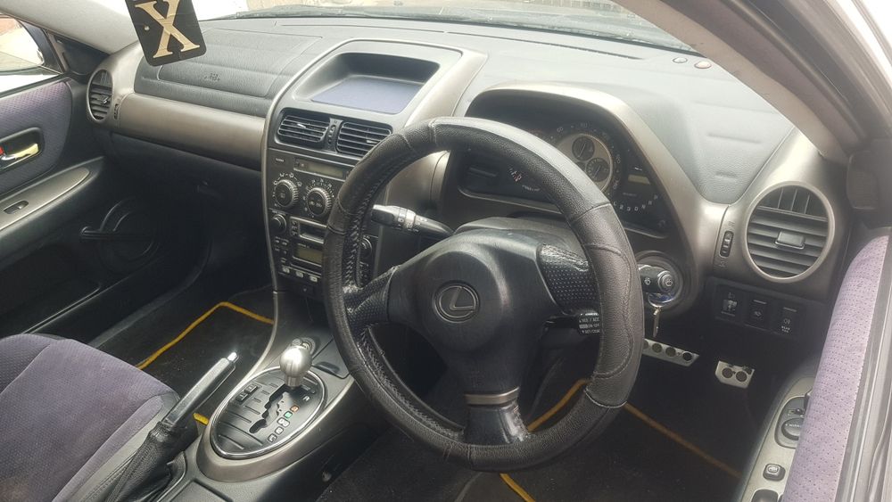 Lexus is200 se auto на части