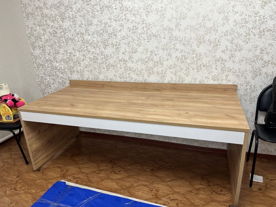 Продам стол в отличном состояний