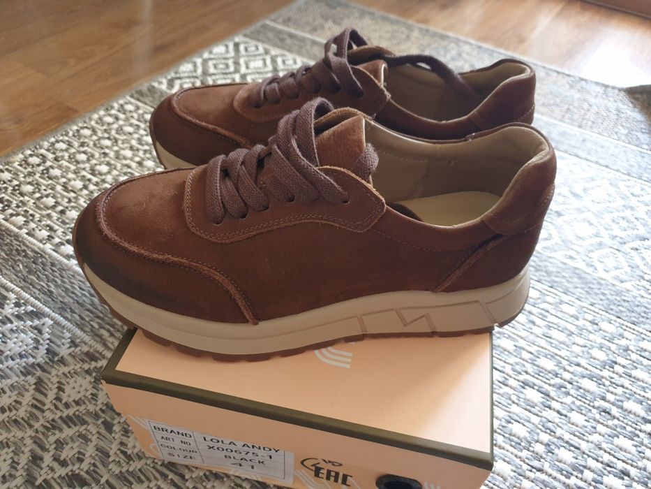 Женские кроссовки