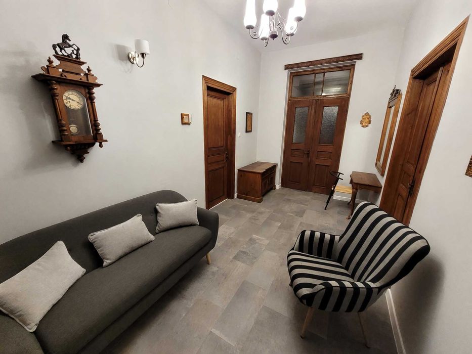 Дава се под наем Тристаен апартамент в Пловдив, Център - 130 кв.м за 670 € - Снимка #3