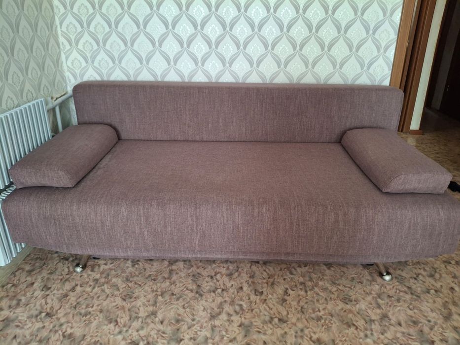 Коричневый диван