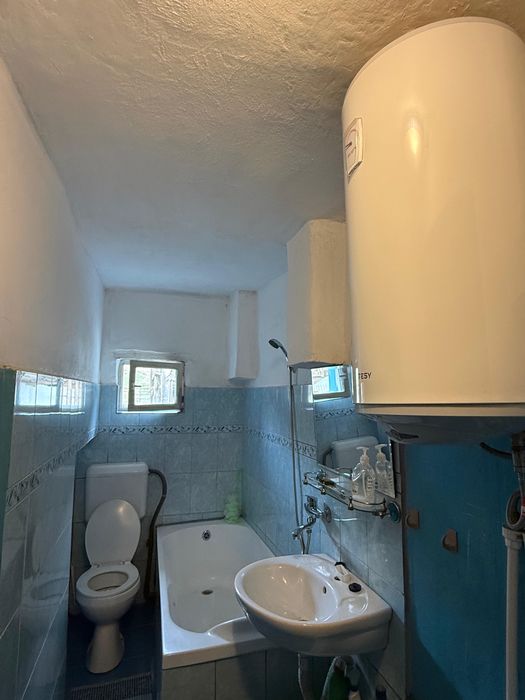 Casă, teren intravilan 1800mp, anexe, acoperiș nou