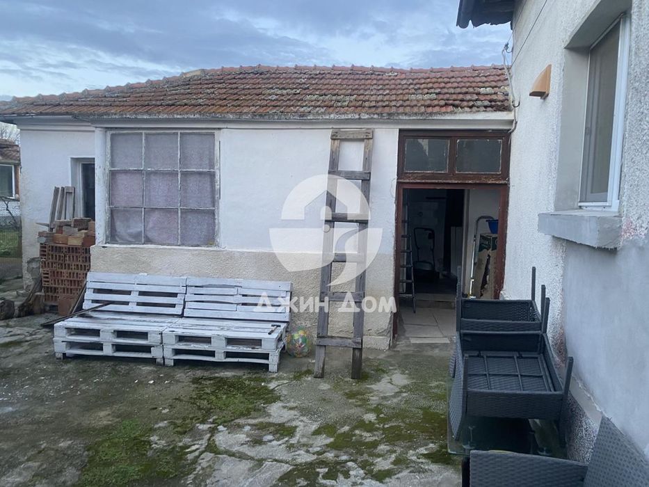 Едноетажна къща с двор в гр. Камено