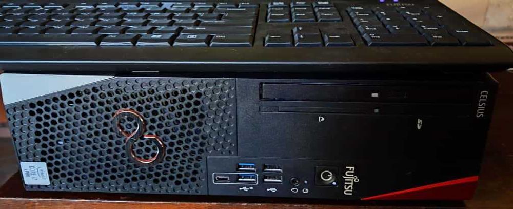 Desktop Fujitsu, plus tastatură și mouse cu fir