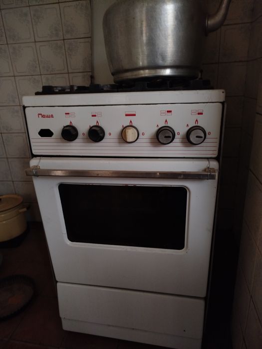 Бытовая техника холодильник и плита газовая