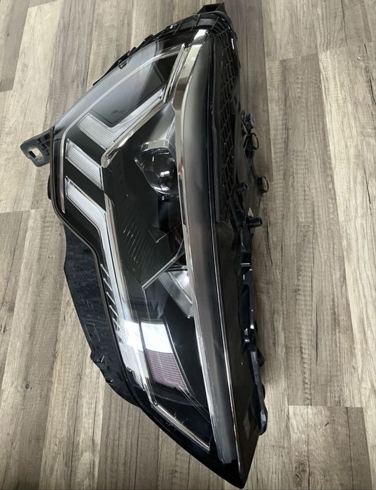 Десен фар Audi q3
