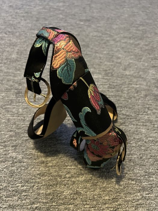 Vand sandale din catifea model floral