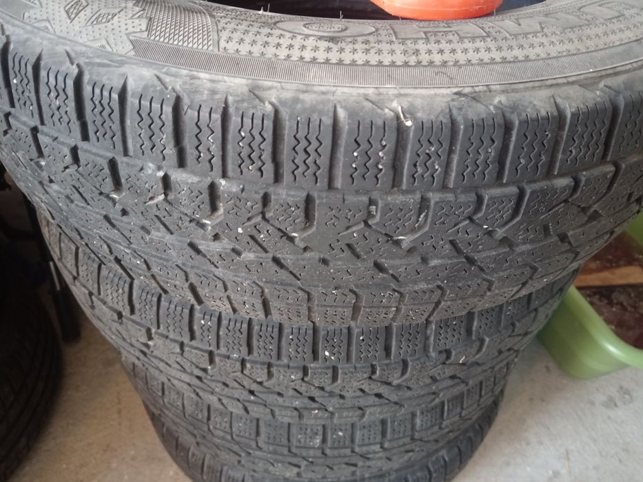 Vând anvelope iarna  215/70R16