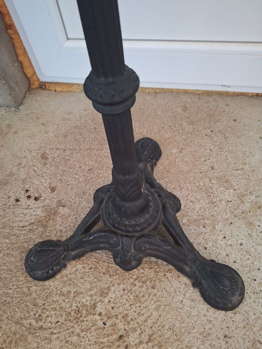 Чугунени маси с мраморен плот на ASTİKA