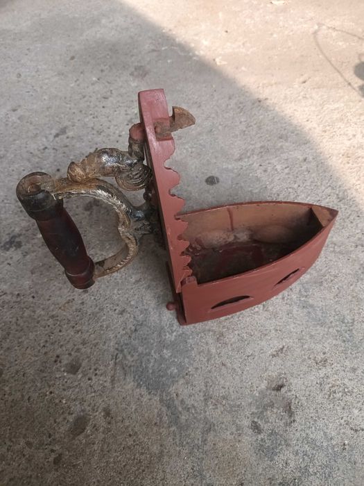 Продавам 100 годишна ютия, която е работила със жар!