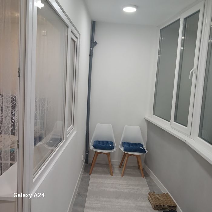 Кухонныи стол с 4 стульями новыи