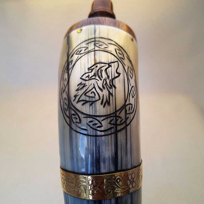 Барутница, барутник от естествен рог на бик с бронзов обков