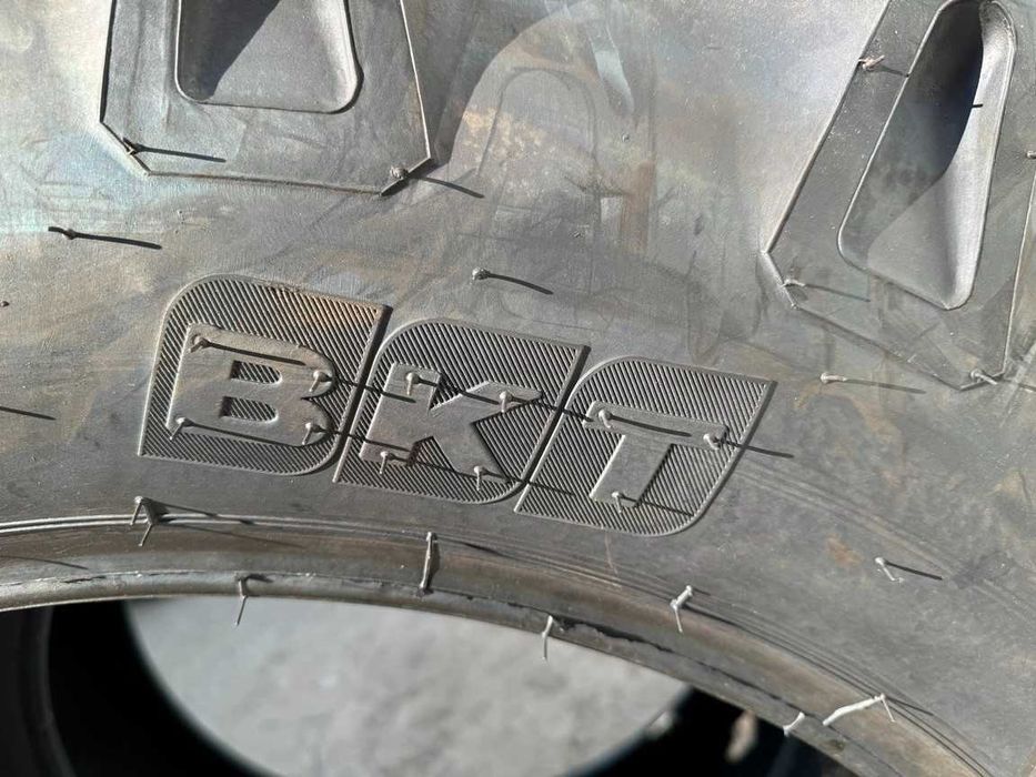 Cauciucuri marca BKT 13.6-28 cu 8 pliuri pentru tractor spate