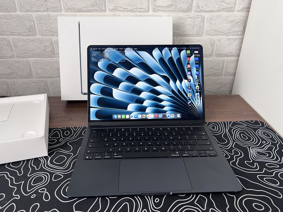 Продам MacBook Air 13" на чипе M5, 512ГБ