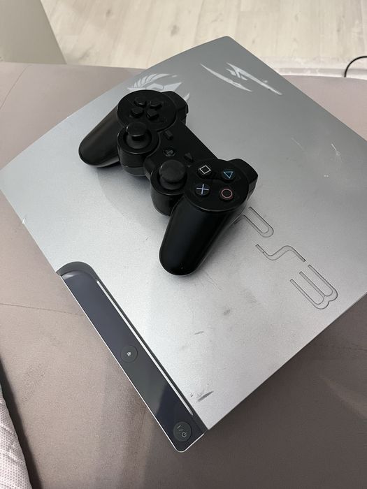 Продаю PS3, брат не играет.
