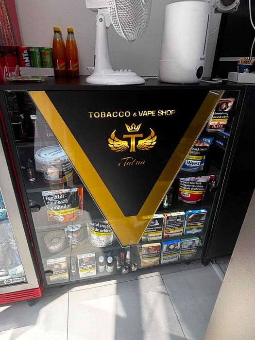 Dulap vitrină cu rafturi – ideal pentru magazin, showroom sau spațiu comercial