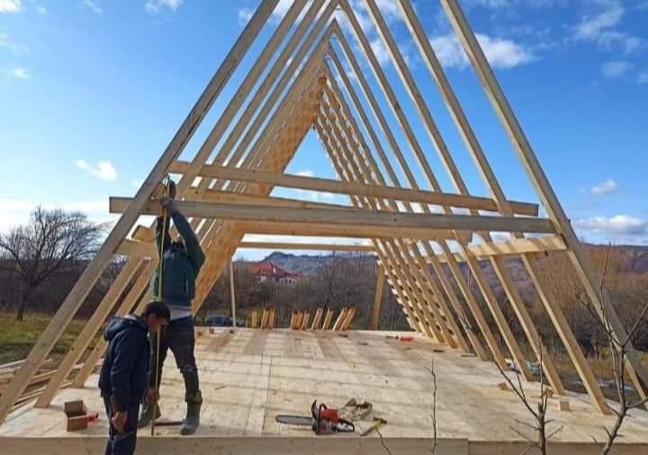 Vindem case tip A din lemn la ofertă