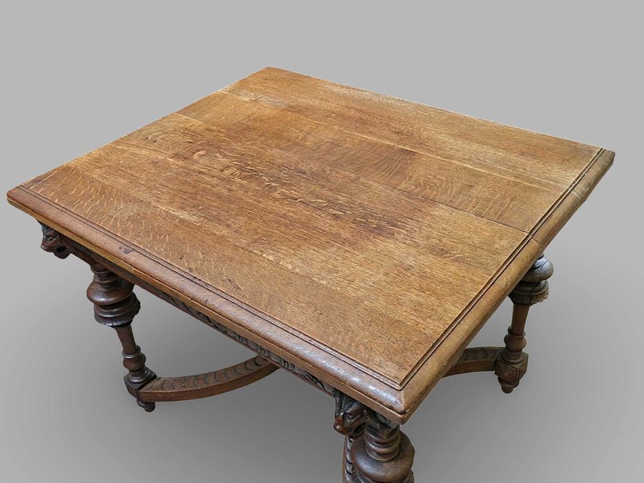 Дъбова трапезна антикварна маса с ръчно резбовани елементи